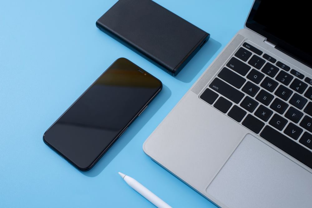 Smartphone, externe Festplatte und Notebook als Datenträger einer digitalen Nachlassanalyse