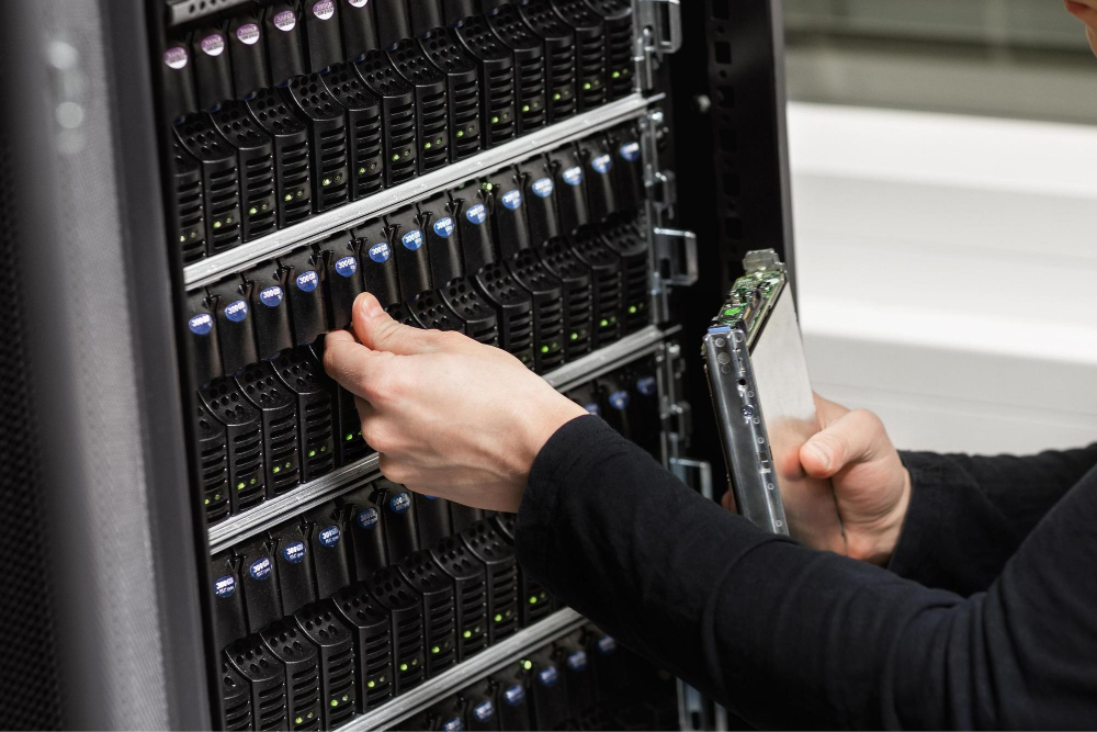 IT-Spezialist führt Proxmox Migration auf Unternehmensserver durch