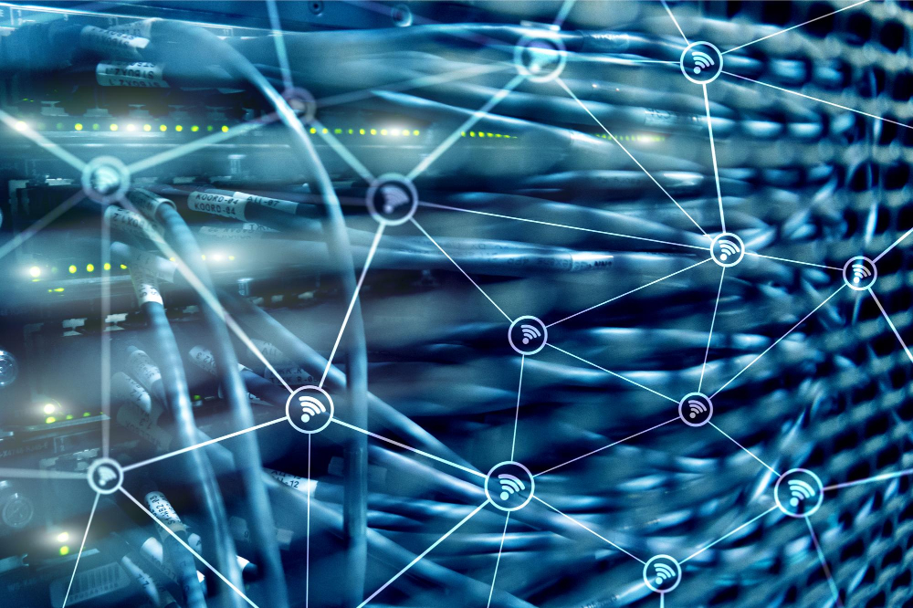 CEO prüft konsolidierte IT-Infrastruktur für sichere, leistungsstarke Unternehmenssysteme im Großraum München